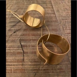 Modern earrings in gold.